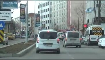 Belediyenin resmi aracını çalıp gezmeye çıktılar!