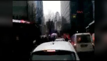 İstanbul'da bir kişi yürüyen merdivenlerin içine düştü