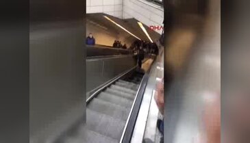 İstanbul'da bir kişi yürüyen merdivenlerin içine düştü - 2