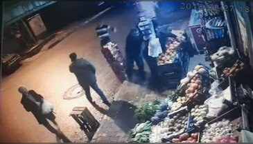 Yerde hareketsiz yatan adamı öldüresiye dövdüler