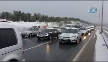 Bursa'da hafif kar yağışı trafiği tıkadı!