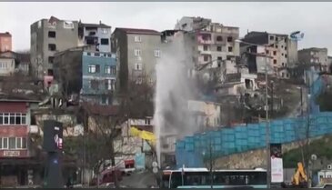 İsale borusundan yükselen su evlerin boyunu geçti