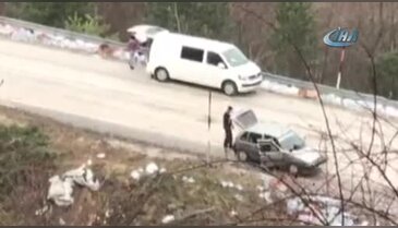 Bursa'da brandası açılan tırın dorsesinden saçılan suları kamyonetlere doldurdular
