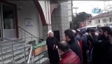 Cani cenazede taziyeleri kabul etmiş