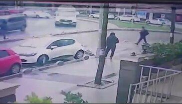 İstanbul'da "pembe şemsiyeli hırsız" kamerada