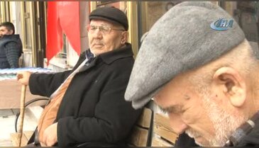 Bursa'da köy kahvesinde kadına şiddet eğitimini pür dikkat dinlediler