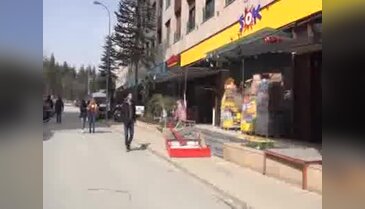 Üniversiteli genç kız tabelanın altında kaldı!