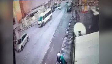 Yolda yürüyen iki genç kız kıl payı ölümden döndü