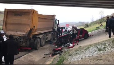 Bursa'da otomobil hafriyat kamyonuna çarptı!