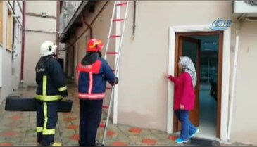 Bursa'da duvar boşluğuna sıkışan kedi motorlu testereyle kurtarıldı