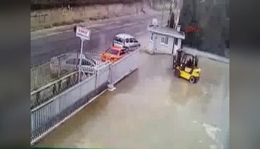 Patron delirdi! Araçları forkliftle yola fırlattı