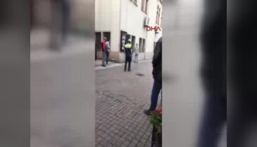 Bıçakla önce vatandaşlara sonra polise saldırdı