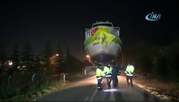 Bursa'da satılan gemiyi karayolundan yürüttüler
