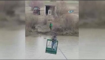 Aras Nehri'ni ilkel teleferikle geçiyorlar