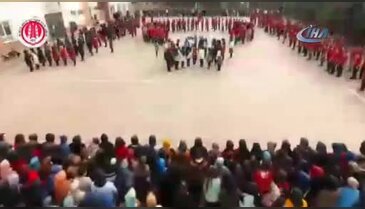 Bursa'da liselilerden anlamlı koreografi