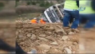 Bursa'da yol çalışmasında hafriyat kamyonu devrildi