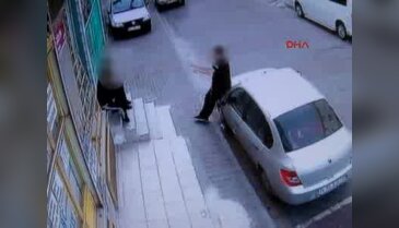 Okul önünde öğrencilerin bıçaklı kavgası kamerada
