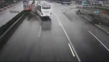 Tur otobüsü itfaiye aracına çarptı