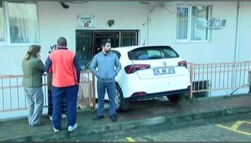 Kadın sürücü apartmana daldı