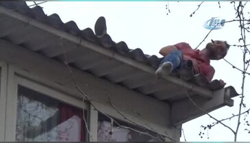 Bursa'da mahalleli sevmiyor diye çatıya çıktı