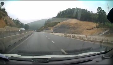 Otoyolun ortasında bebek şoku!
