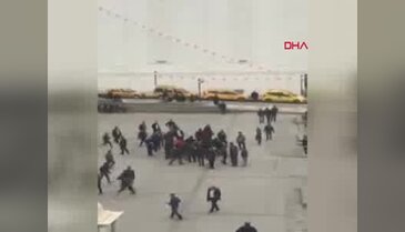 Çıplak vatandaşı linçten polis kurtardı