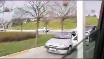 Sürücülerin bijon anahtarlı kavgası kameralara yansıdı