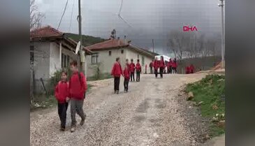 Bursa'da müdür, öğrencilerle empati için okula forma ile geliyor
