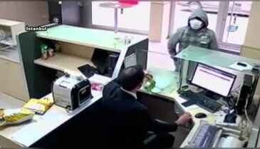 Soyguncuya canı pahasına direndi