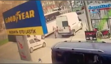 Bursa'da iki aracın arasında feci şekilde sıkıştı