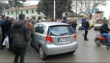 Bursa'da otomobile çarpan motosiklet sürücüsü ölümden döndü!