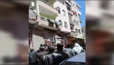 Balkondan düşen çocuğu vatandaşlar havada yakaladı