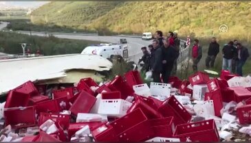 Bursa'da et taşıyan kamyon devrildi, tonlarca köfte ve et etrafa saçıldı