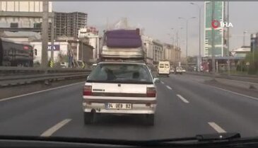 Trafiğe aldırış etmeden arabanın üstünde taşıdı!