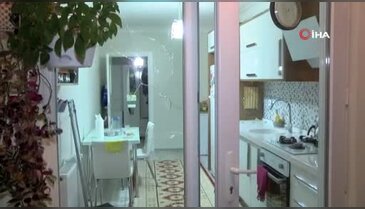 Bursa'da geri kayan kamyonet evin cam balkonundan içeriye girdi