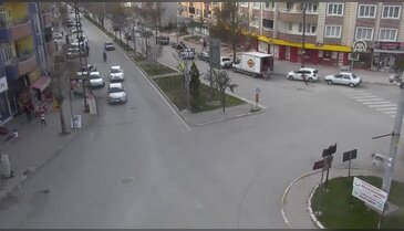 Freni boşalan kamyon kuaföre daldı! O görüntüler ortaya çıktı
