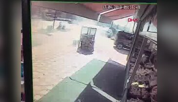 3 kişinin yaralandığı kaza güvenlik kamerasına yansıdı