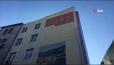 Anne ve kızın üstüne dış cephe kaplaması düştü