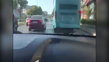 Ayağını camdan çıkartarak kilometrelerce araç kullandı