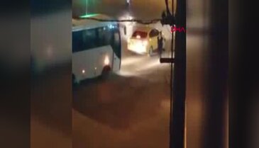 Taksinin aynasını kıran kadını sokak ortasında dövdü