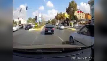 Makas atarak yarışan araçlar kaza yaptı