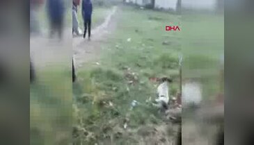 Önce köpeğe sonra da çocuğa taş attı