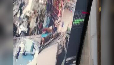 Bursa'da kazada yaralanan küçük kız, elindeki çikolatayı bırakmadı