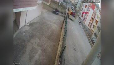 Koşarak apartman bahçesine atladığı o anlar kamerada