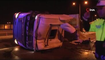 Kum yüklü TIR devrildi, kasında bulunan kumlar yola saçıldı