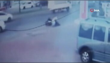 Önce otomobile, ardından kaldırımdaki yayaya çarptı