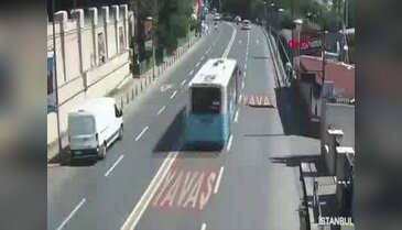 Otobüsün çarptığı motosikletli metrelerce sürüklendi