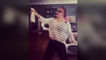 Ünlü oyuncudan korona dansı