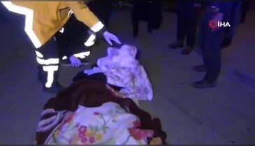 Bursa'da kazada yaralanan sürücüyü battaniye ile soğuktan korumaya çalıştılar