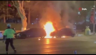 İstanbul'da park halindeki 2 araç alev alev yandı
